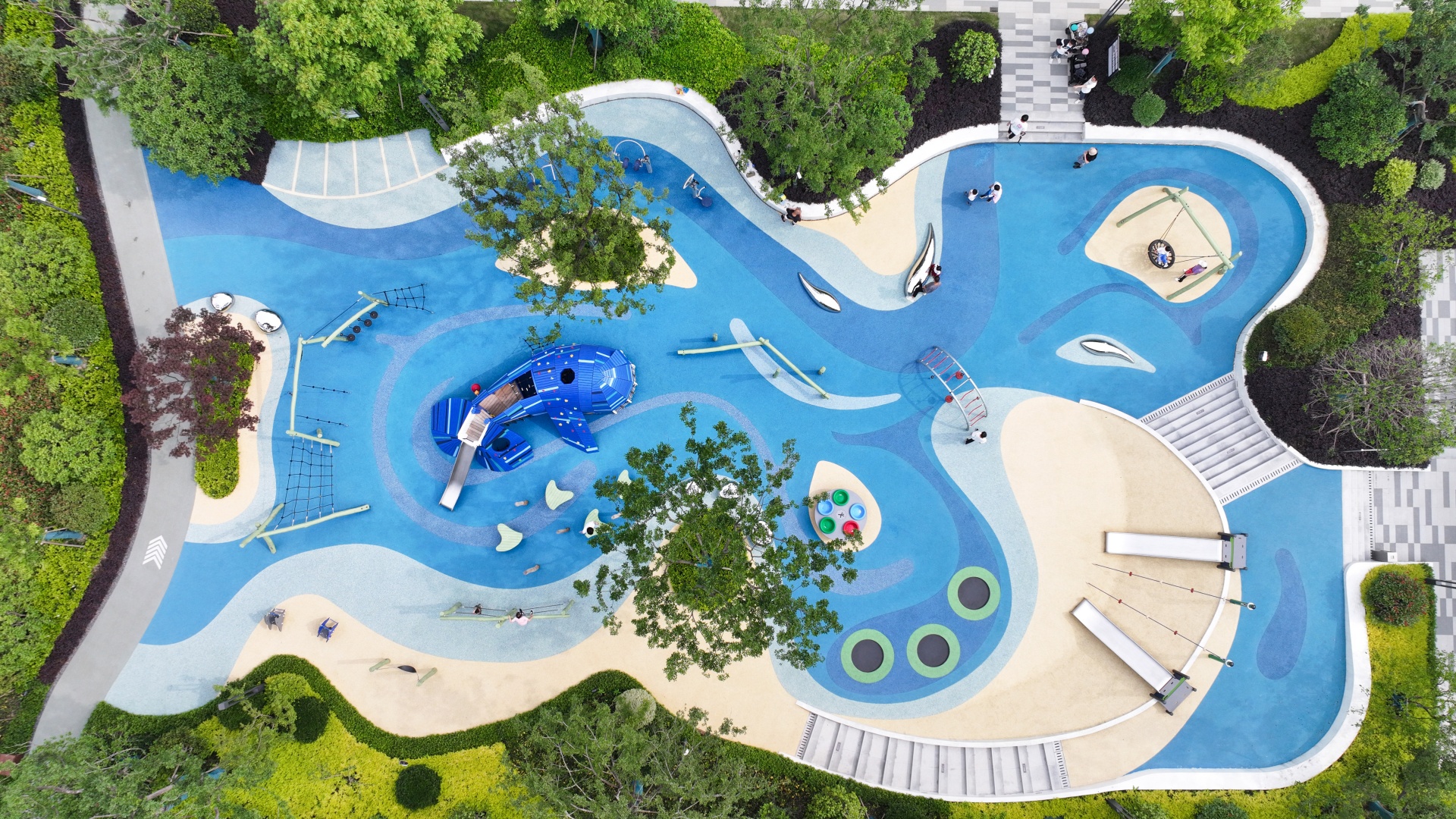 我们是户外游戏和健身场所的全球领导者